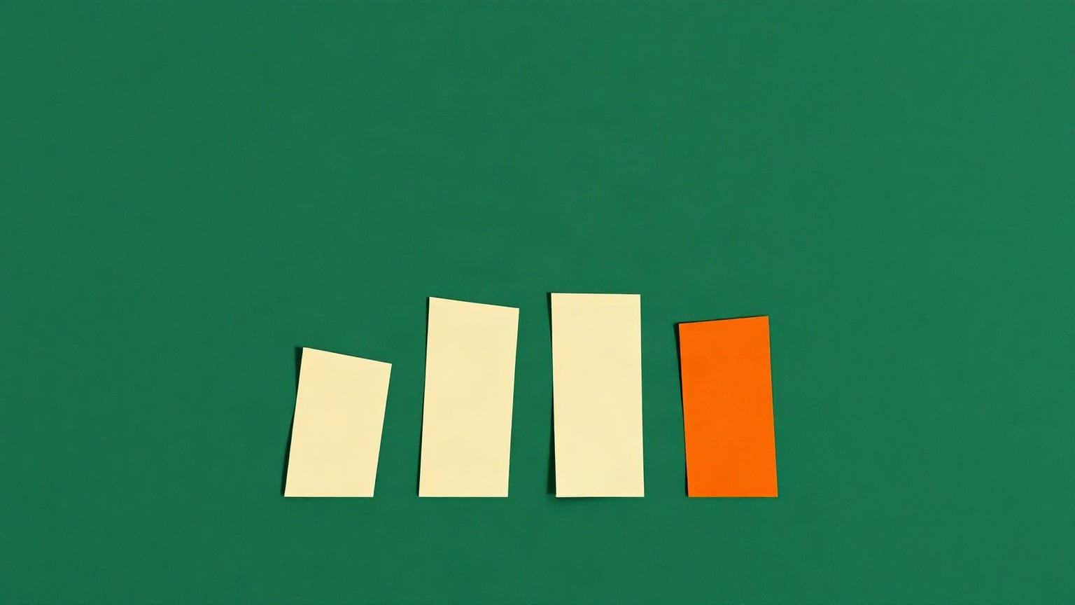 Sobre un fondo verde profundo, tres barras de papel crema de alturas crecientes y una cuarta en terracota, más baja que las dos que la preceden